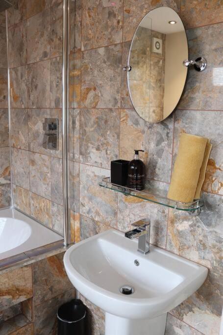 Cosy 3 Bedroom 2 Bathroom House With Parking Sheldon  Ngoại thất bức ảnh