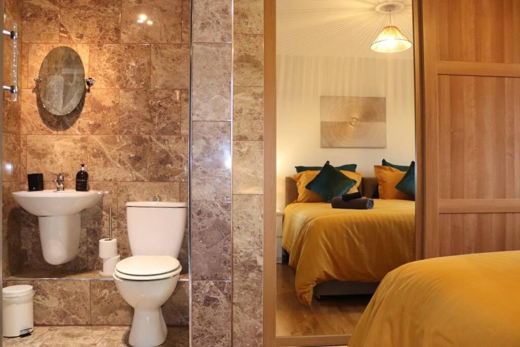 Cosy 3 Bedroom 2 Bathroom House With Parking Sheldon  Ngoại thất bức ảnh
